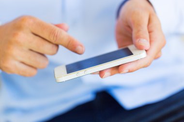 akıllı telefon kullanan adam manifatura