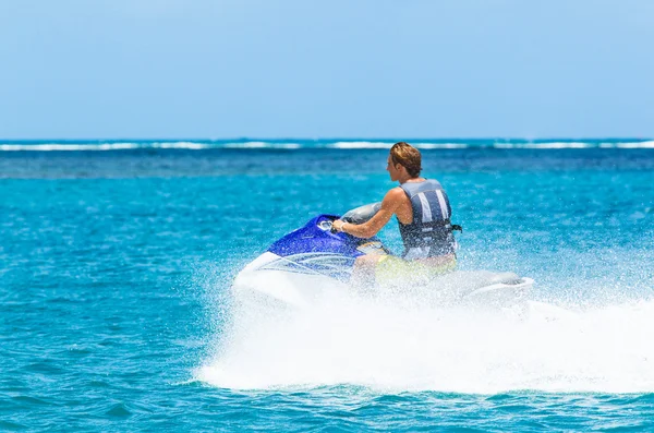 Jet ski üzerinde genç adam — Stok fotoğraf