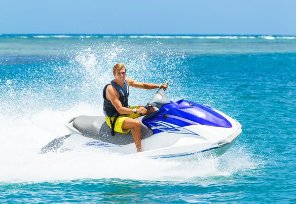 A fiatalember a jet-ski — Stock Fotó