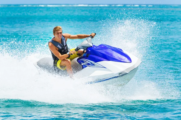 A fiatalember a jet-ski — Stock Fotó