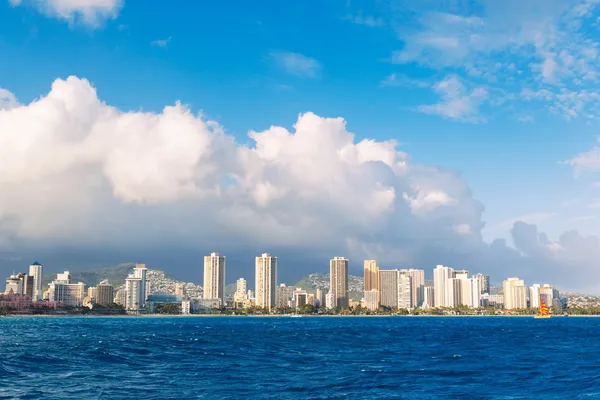 Cidade de Honolulu Skyline da água — Fotografia de Stock