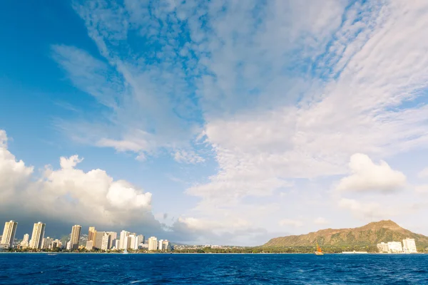Honolulu stadssilhuetten från vatten — Stockfoto