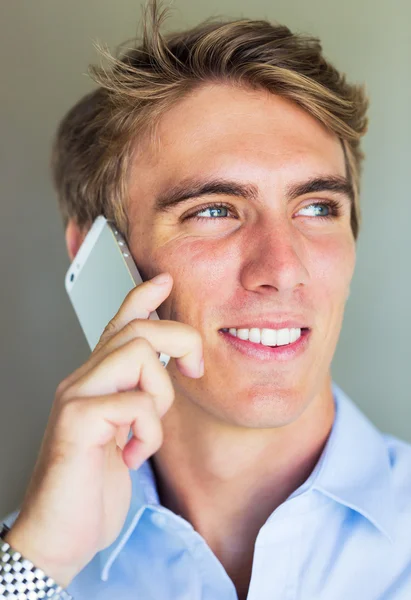 Mann telefoniert mit Smartphone — Stockfoto