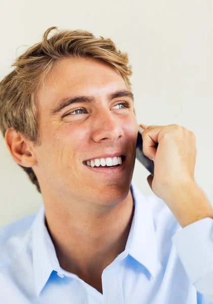 Hombre hablando por teléfono inteligente — Foto de Stock