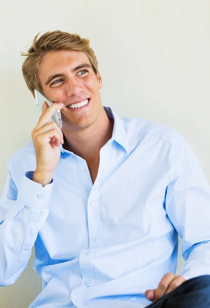 Muž mluví přes chytrý telefon — Stock fotografie