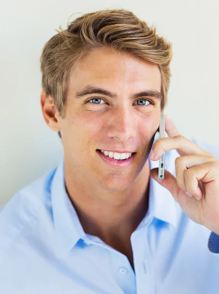 Mannen som pratar i smart telefon — Stockfoto