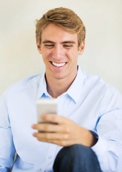 Uomo che utilizza smart phone, sms — Foto Stock