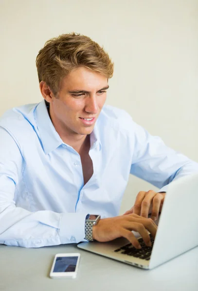 Jovem trabalhando no computador portátil em casa — Fotografia de Stock