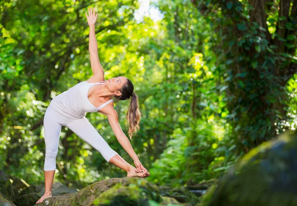 Practando a la Mujer Yoga en la Naturaleza — Foto de Stock
