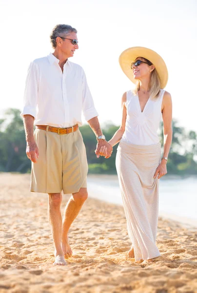 Casal de meia-idade desfrutando de caminhada na praia — Fotografia de Stock