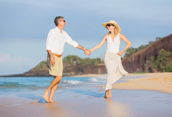 Couple moyen-âge jouissant d'une promenade sur la plage — Photo