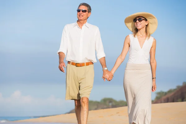 Casal de meia-idade desfrutando de caminhada na praia — Fotografia de Stock