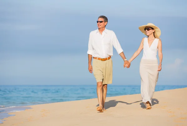 Casal de meia-idade desfrutando de caminhada na praia — Fotografia de Stock