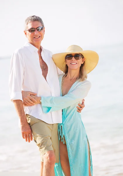 Couple moyen-âge jouissant d'une promenade sur la plage — Photo