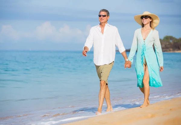 Casal de meia-idade desfrutando de caminhada na praia — Fotografia de Stock
