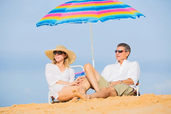 Casal relaxante na praia tropical — Fotografia de Stock