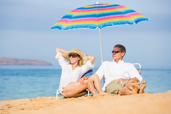 Casal relaxante na praia tropical — Fotografia de Stock