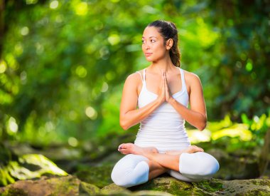 güzel bir kadın doğa dışarıda Yoga uygulamak