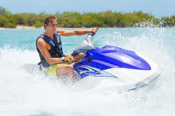 Homme sur jet ski — Photo