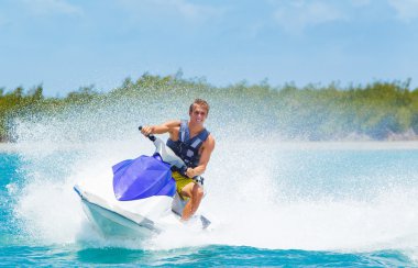 jet ski üzerinde adam
