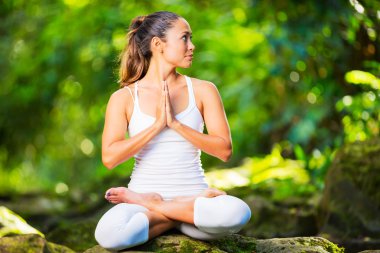 güzel bir kadın doğa dışarıda Yoga uygulamak