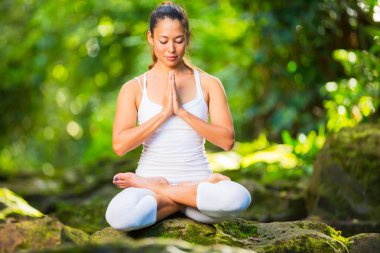 güzel bir kadın doğa dışarıda Yoga uygulamak
