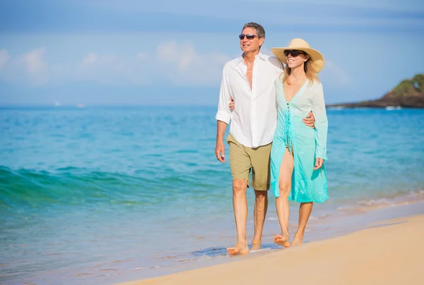 Romantiskt par promenader på stranden — Stockfoto