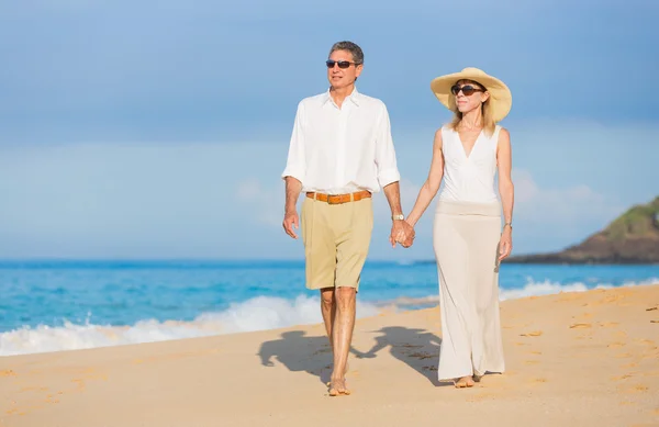 Ρομαντικό ζευγάρι που περπατά στην παραλία — Φωτογραφία Αρχείου