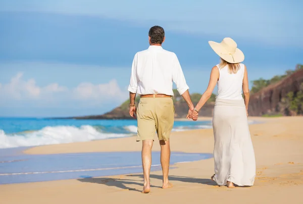 Романтическая пара прогуливаясь по пляжу — стоковое фото