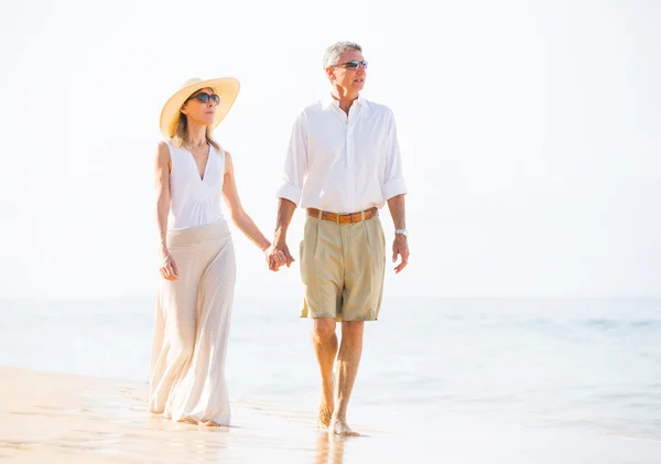 Casal romântico andando na praia — Fotografia de Stock