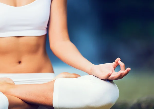 Mulher bonita praticando Yoga fora da natureza — Fotografia de Stock