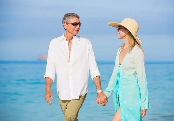 Romantiskt par promenader på stranden — Stockfoto