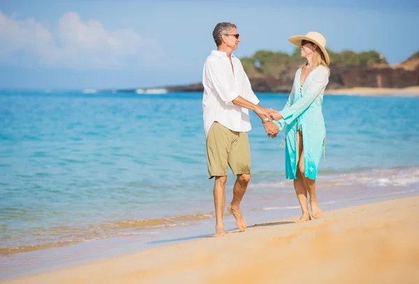 在海滩上散步的浪漫夫妻 — 图库照片