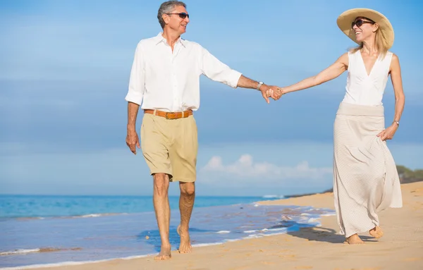 Romantic Couple Walking on the Beach — Stock Photo, Image