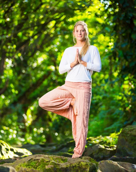 Bella donna che pratica Yoga fuori nella natura — Foto Stock