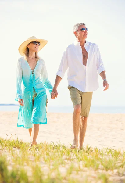 Couple romantique marchant sur la plage — Photo