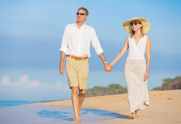 Ρομαντικό ζευγάρι που περπατά στην παραλία — Φωτογραφία Αρχείου