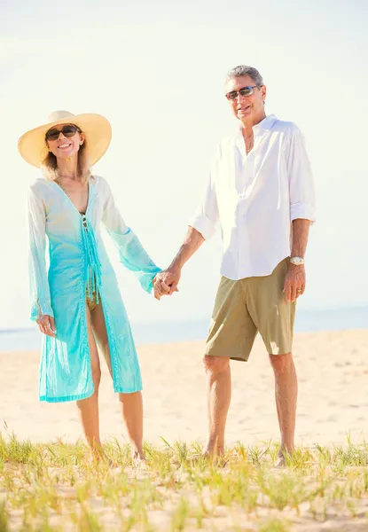 Romantisches Paar geht am Strand spazieren — Stockfoto