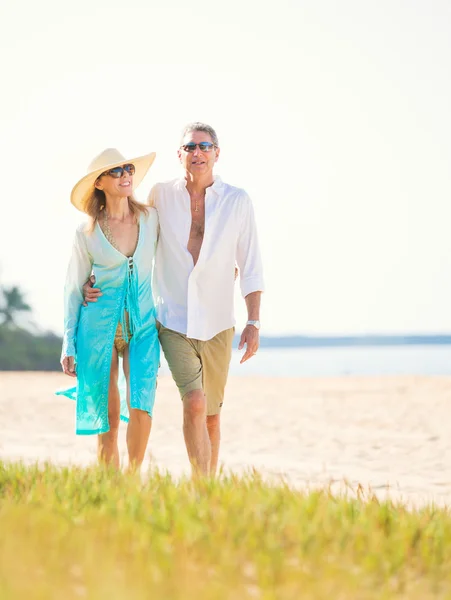 Couple romantique marchant sur la plage — Photo