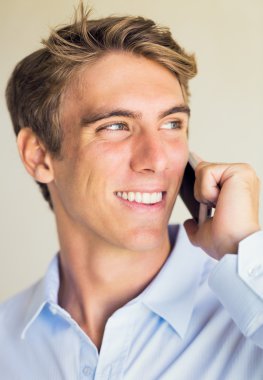 Genç profesyonel, yakışıklı bir adam akıllı cep telefonu kullanma
