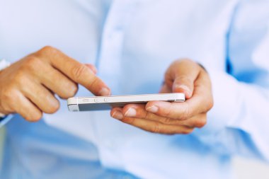genç yakışıklı bir adam akıllı cep telefonu kullanma,