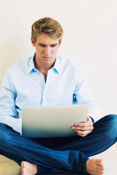 Professionale giovane uomo che lavora su computer portatile — Foto Stock