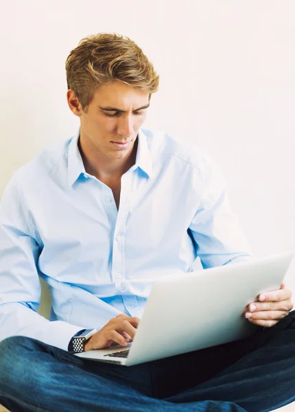 Professionele jonge man aan het werk op laptopcomputer — Stockfoto