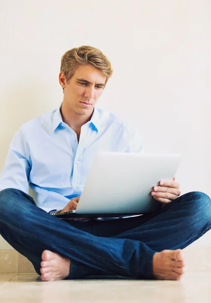 专业的年轻男子在便携式计算机上工作 — 图库照片