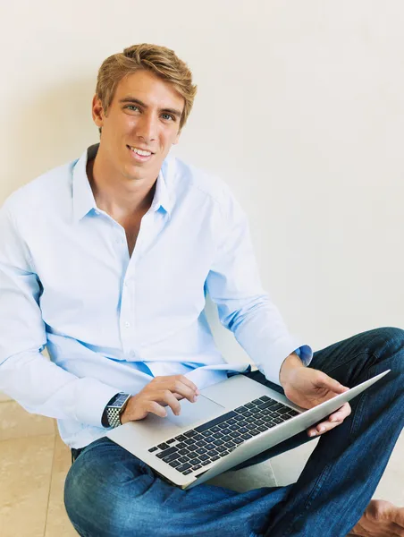 Professionele jonge man aan het werk op laptopcomputer — Stockfoto