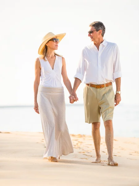 Casal sénior feliz na praia. Aposentadoria Luxo Tropical Res — Fotografia de Stock