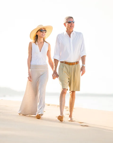 Boldog idősebb pár a strandon. nyugdíj luxus trópusi res — Stock Fotó