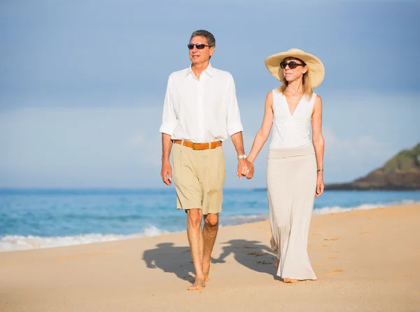 Casal sénior feliz na praia. Aposentadoria Luxo Tropical Res — Fotografia de Stock