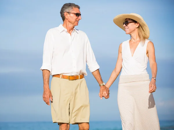 Gelukkige senior paar op het strand. pensioen luxe tropische res — Stockfoto