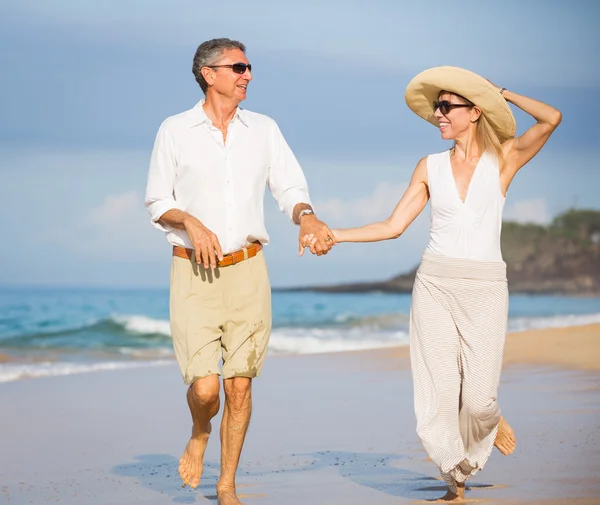 Старший щаслива пара на пляжі. виходу на пенсію розкішних тропічних res — стокове фото